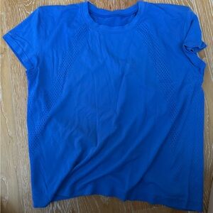 Lululemon train to be Women's workout top